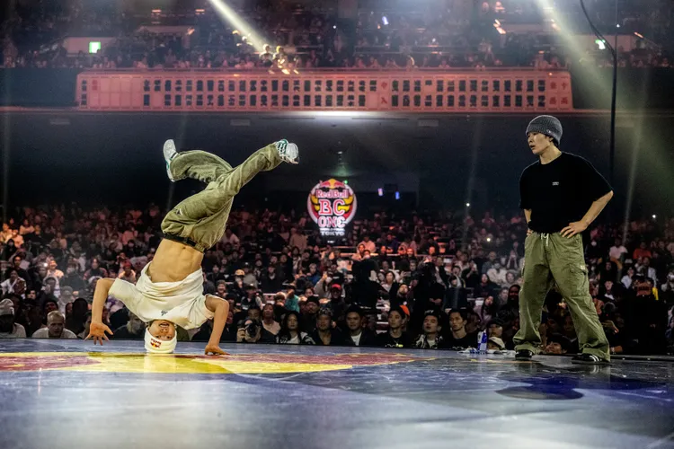 B-Boy 冠軍賽比到最後一輪來到熱血沸騰的「日本內戰」，B-Boy Issin 對決同樣來自日本的 B-Boy Haruto，從同團戰友變為競爭對手，雙雙拿出真本事相互較勁。Red Bull提供
