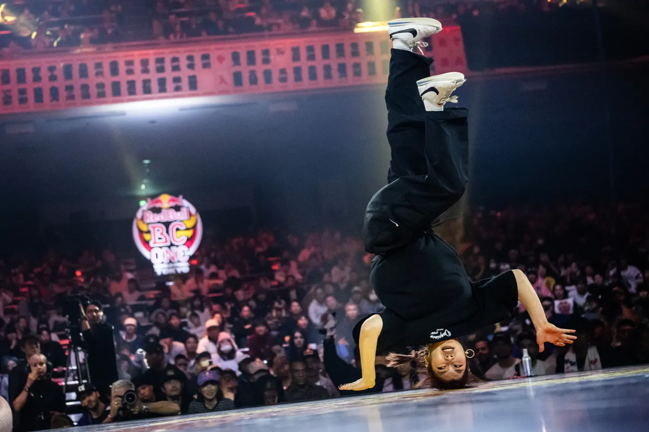 B-Girl Riko展现绝佳的乐感、流畅性和精准度， 在每一回合都发挥出色。Red Bull提供