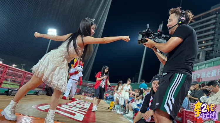 余祥銓爽當啦啦隊貼身攝影師。Yahoo《星二代很忙內》提供