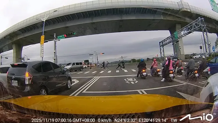 事故發生後廂型車有6名乘客下車，警方說經查並無不法。翻攝Threads/yaoben0512