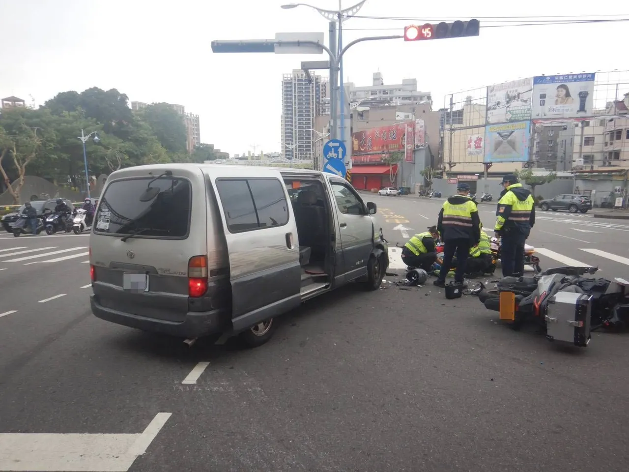 黃牌重機紀姓騎士倒地，警消緊急救治。民眾提供