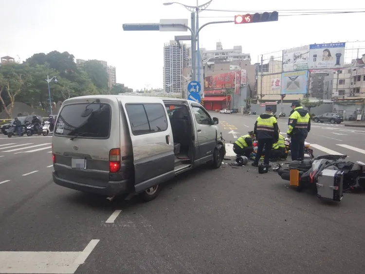 黃牌重機紀姓騎士倒地，警消緊急救治。民眾提供