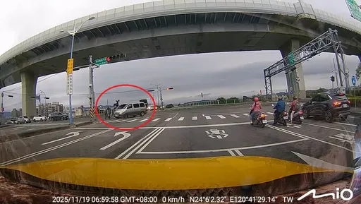 台中廂型車疑搶快左轉　黃牌重機被擊落！騎士重摔送醫　