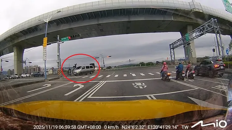 黃牌重機與左轉廂型車發生碰撞，騎士彈撞前擋風玻璃後重摔倒地。翻攝Threads/yaoben0512