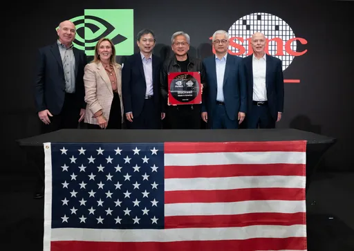 川普轉貼黃仁勳3句話　輝達運鈔車開進中東