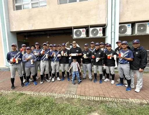 黑豹旗｜張育成現身加油！請興大附農學弟吃麥當勞