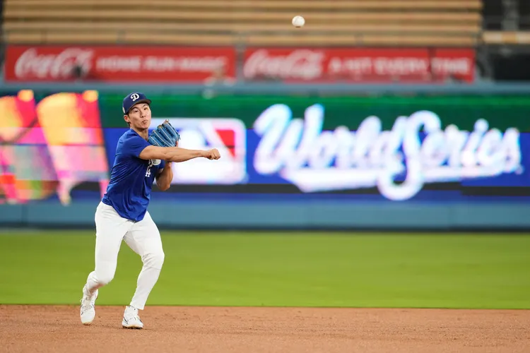 金慧成拿到冠军戒。  美联社