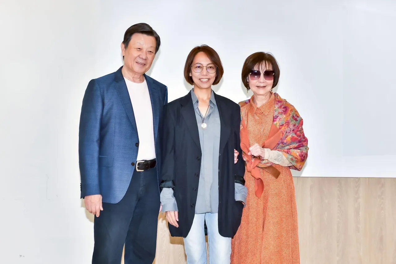 《拾光》导演宋康欣（中）、归亚蕾（右）与寇世勋今出席杀青茶会。光谱映像提供