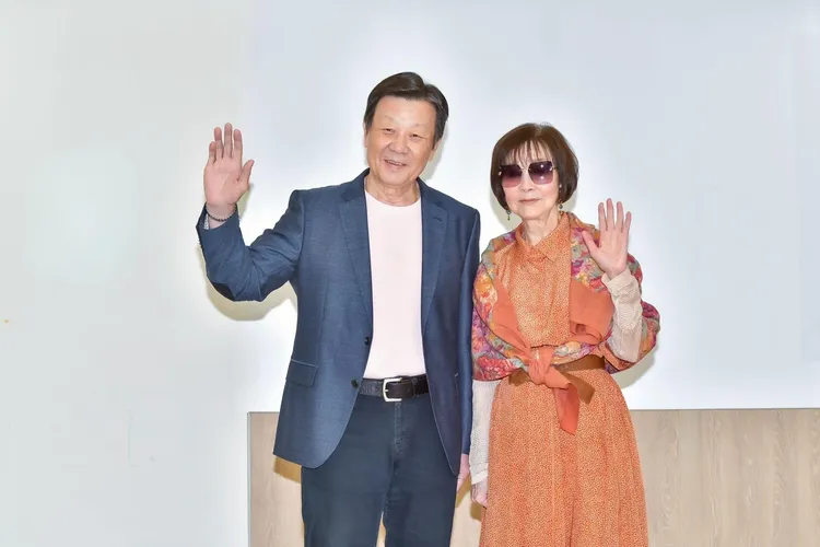 歸亞蕾（右）與寇世勳合演電影《拾光〈。光譜映像提供