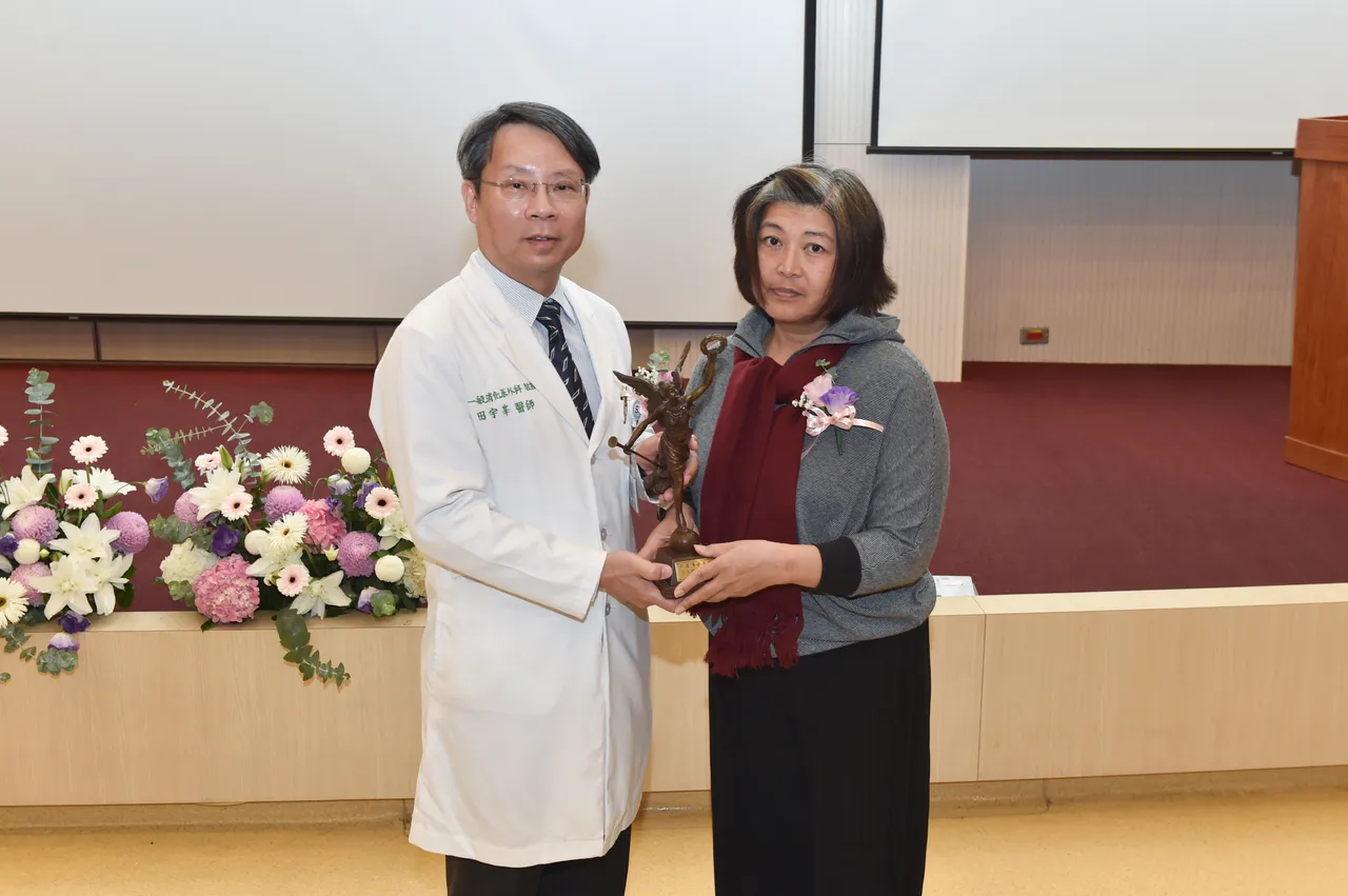 施媽媽的兒子在高空作業時發生意外，他捐出心、肝、肺、腎及血管等，挽救治少5人性命。院方提供