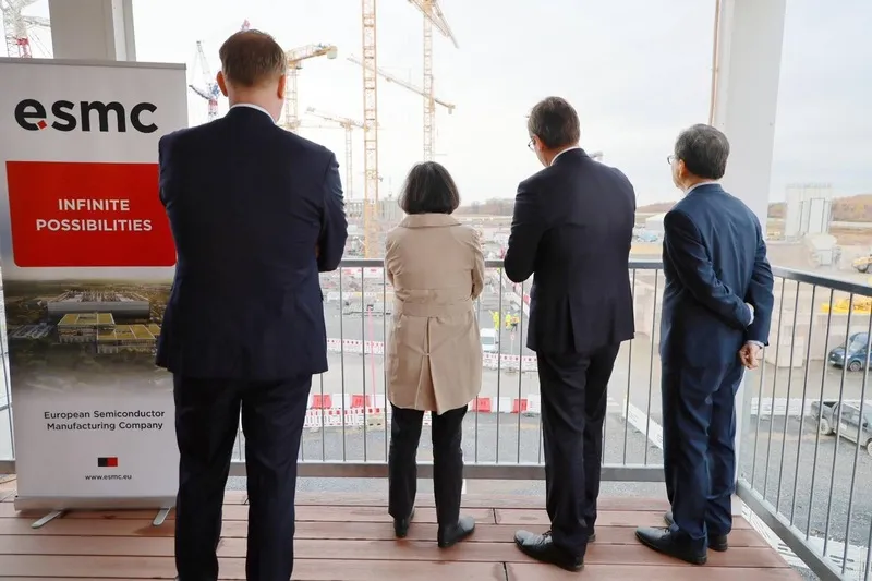 欧积电总裁克伊区（右2）向前总统蔡英文（左2）介绍仍是大型建筑工地的厂区。她参观完后表示，对台积电欧洲厂就像台湾对台积电一样，一直充满信心。
（蔡英文办公室提供）中央社