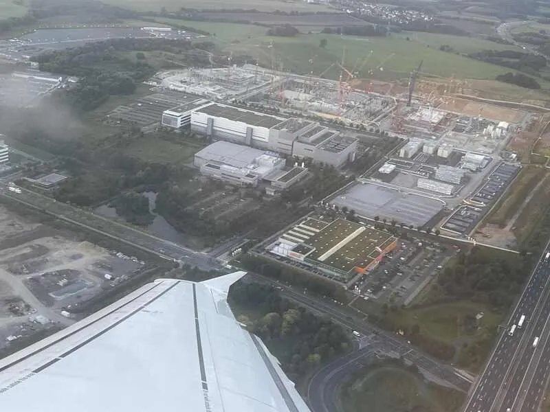 从空中俯瞰德勒斯登半导体产业聚落「萨克森矽谷」，右上方大型工地为台积电与英飞凌、恩智浦及博世共同投资兴建的欧洲半导体制造公司（欧积电，ESMC）晶圆厂，预计2027投产。中央社