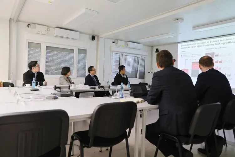 前總統蔡英文在德國德勒斯登聽取歐積電簡報，蔡英文會後也與台籍工程師互動，了解實際建廠進度與工作情況。（蔡英文辦公室提供）中央社