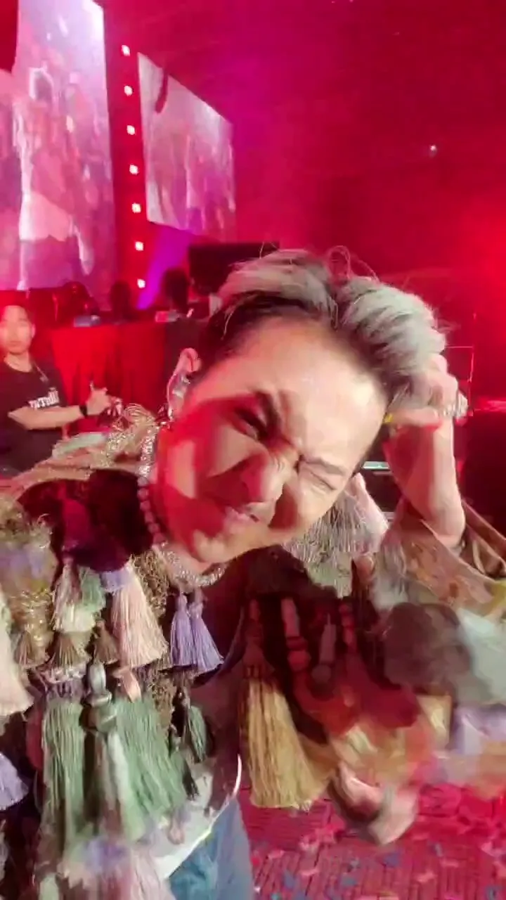 GD放送福利，對著粉絲的手機整理頭髮。讀者提供