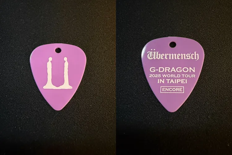 GD特別送給進場的每個粉絲台北場限定的紫色pick。讀者提供