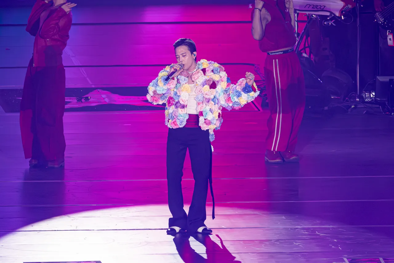 GD提到个体(single)时,突自曝感情状态「我单身」。读者提供