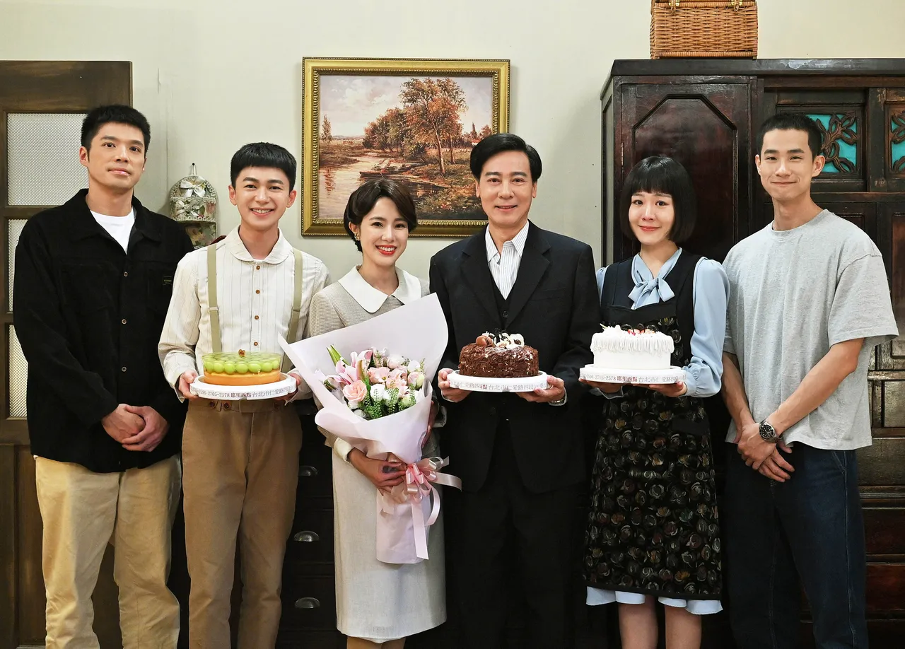 尹昭德(右3)戲份殺青，同劇演員們不捨，送上頂針作為紀念。台視提供