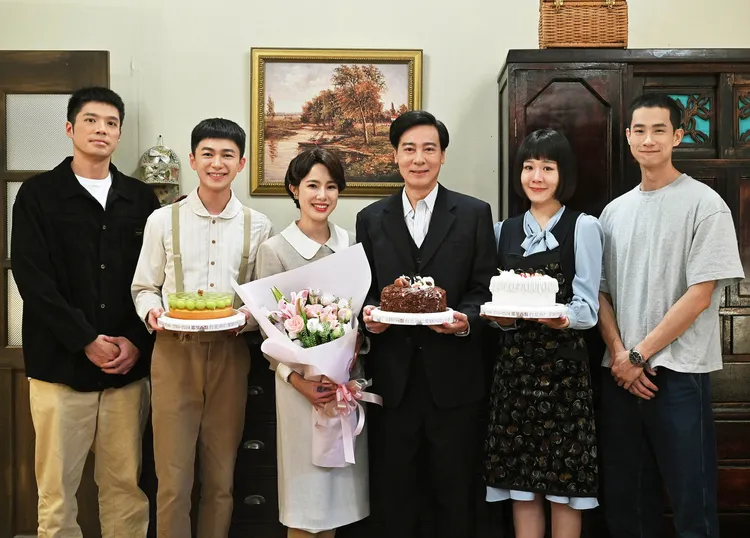 尹昭德(右3)戲份殺青，同劇演員們不捨，送上頂針作為紀念。台視提供