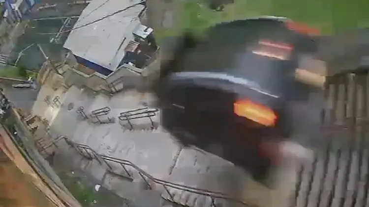 蘇扎駕駛的車輛衝出道路後飛下樓梯。翻攝自X