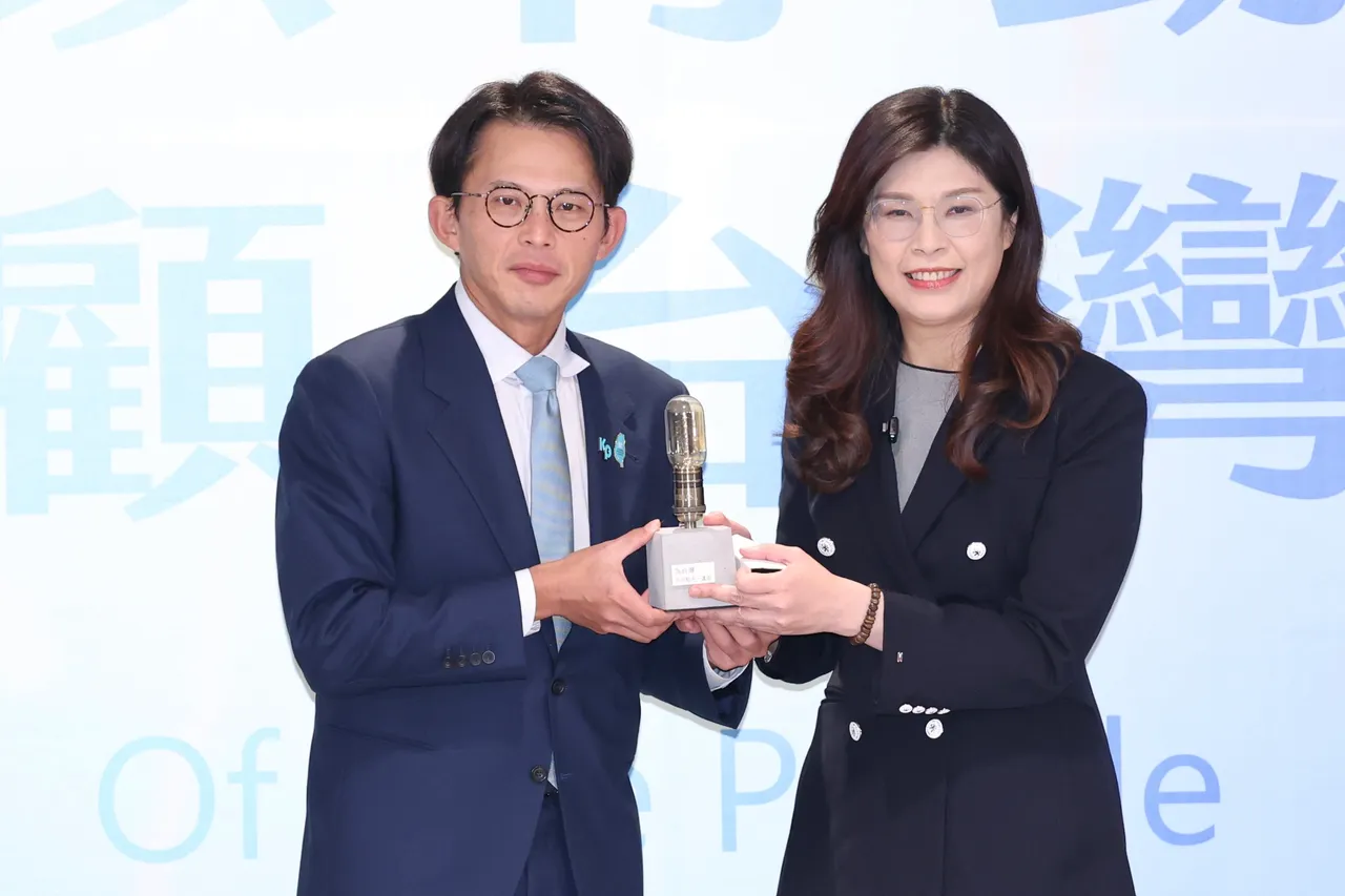 國民黨主席鄭麗文、民眾黨主席黃國昌「以行動顧台灣—主席高峰會談」，民眾黨致贈鎢絲燈。莊宗達攝