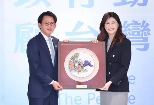 「鄭黃會」互贈見面禮！陶鵲、鎢絲燈象徵藍白合好兆頭　黃國昌穿搭不忘柯文哲