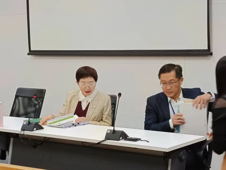 行政院今天上午通过行政院版财划法修正草案，财政部于今天下午召开临时记者会，由财政部长庄翠云(图左)亲上火线，率国库署长陈柏诚(图右)对外说明。许丽珍摄