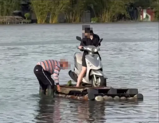 豪雨重创宜兰！护理师冒险渡积水区　骑车登竹筏敬业精神爆棚