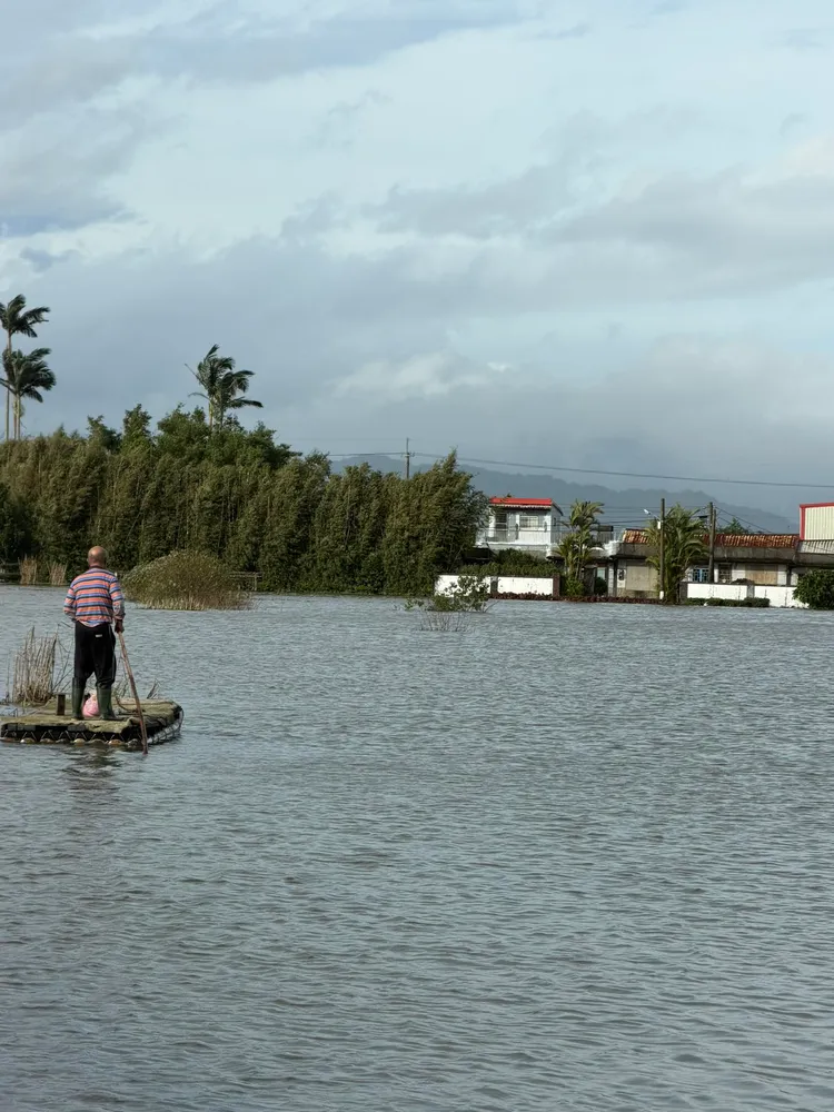 宜蘭遭豪雨狂轟，多處出現嚴重積水。翻攝張亮軒臉書