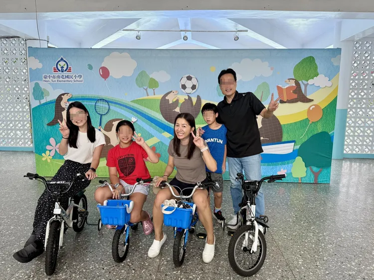 侯湘婷從南屯國小家長會副會長做起，曾採購4台捷安特腳踏車給幼兒園學童使用。翻攝南屯國小臉書