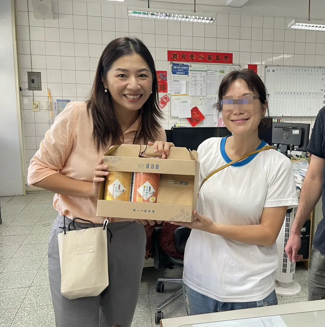 侯湘婷成为南屯国小新任家长会长，今年教师节发送礼盒给每位老师。翻摄南屯国小脸书
