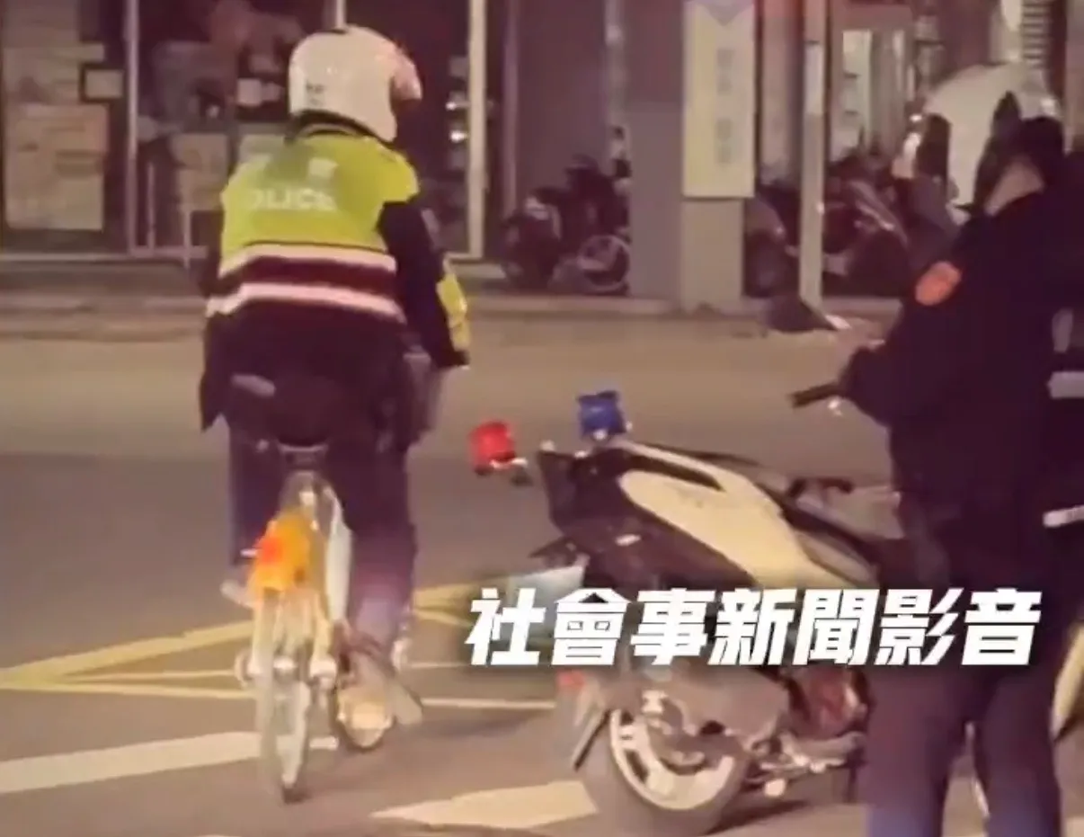 警方担心林女还YouBike时趁机逃掉，因此跨上单车，直接帮她还，被目击民众看到觉得很贴心。翻摄自社会事新闻影音