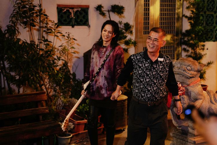 金曲樂團TRASH吉他手十指緊扣大齡熟男 對方身份揭謎竟然是他