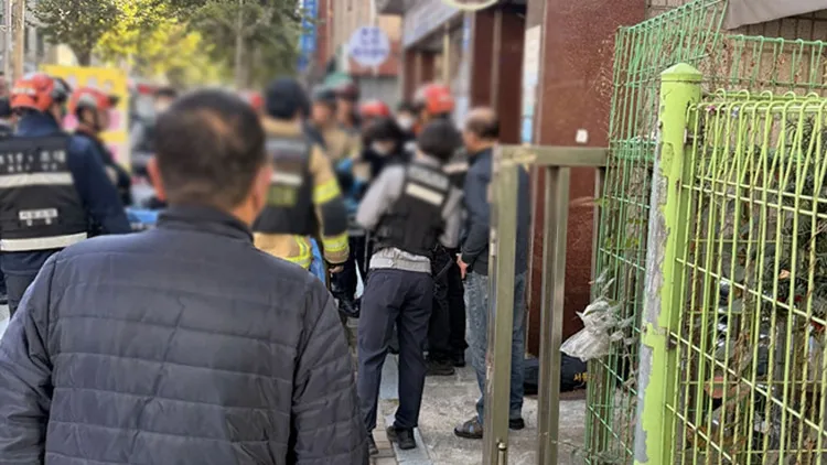 案發大樓聚集大批員警。翻攝自韓聯社