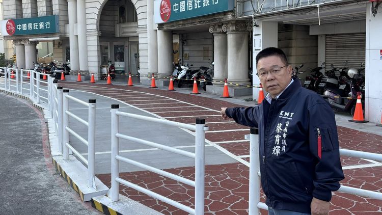 台南人行道劃停車格「議員比讚」 Cheap:我們活在同宇宙?