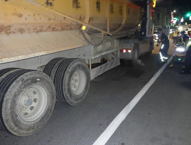 砂石車在禁行大貨車路段撞死機車騎士。民眾提供