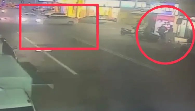 兩部轎車在路口相撞後，其中一部轎車失控撞向路邊店家，店門口4人慘遭波及。翻攝照片