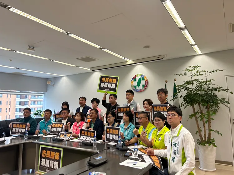 台中市議會民進黨團上午針對動保處人員逕入案例場清消，干擾防疫，要求市長盧秀燕出面說明。民眾提供