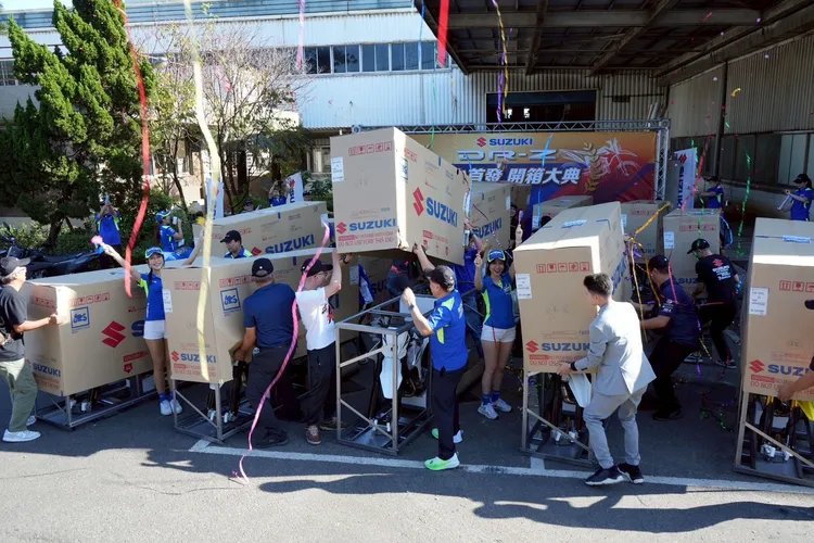 從開箱、組裝校對到品質檢驗，每一道工序均遵循日本原廠標準作業流程，由通過SUZUKI認證的專業技師現場示範操作。業者提供