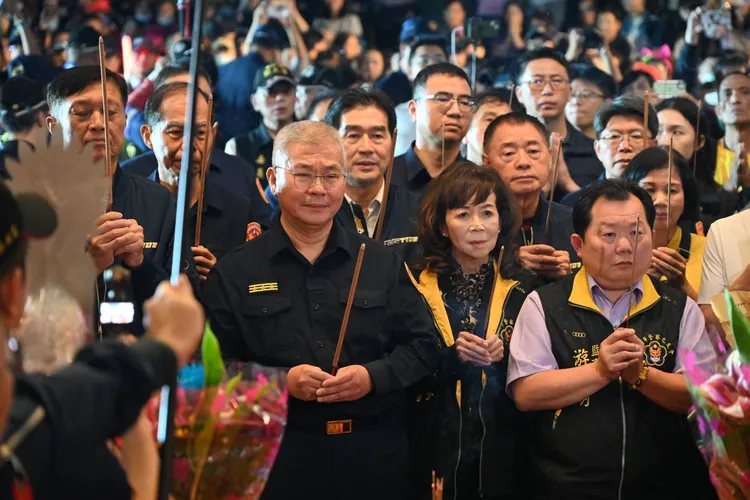 新北警察局長方仰寧率領警局全體同仁參拜白沙屯拱天宮媽祖。翻攝畫面