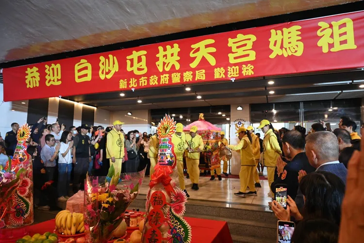 白沙屯拱天宮媽祖駕臨新北警局。翻攝畫面