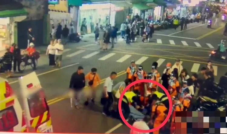 「粉红超跑」北上板桥绕境魅力惊人，沿途香案与钻轿底人潮，有女香客因身体不适晕倒，警消立刻出动，并在工作人员人强的帮助下顺利上担架送医。翻摄画面