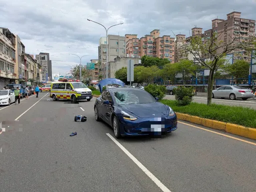 新竹特斯拉电动车撞上2老年人　皆命危送医