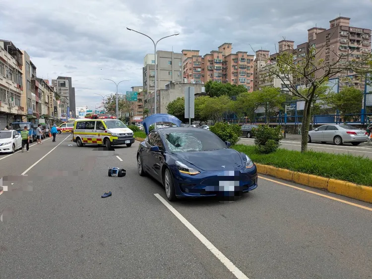 新竹洪女酒驾特斯拉电动车撞上吴姓老夫妻，林姓妻子伤重不治。翻摄画面