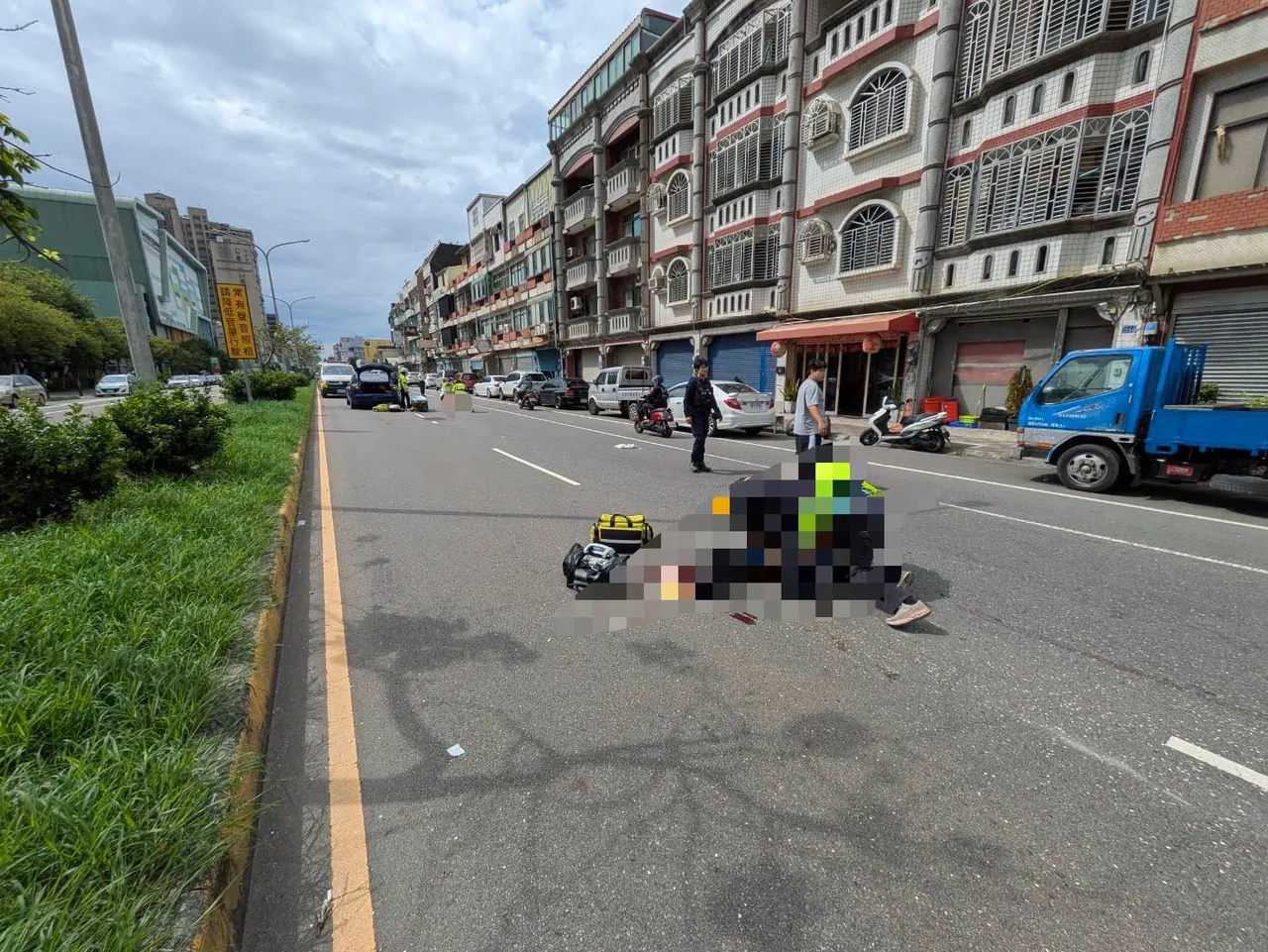 新竹洪女酒驾特斯拉电动车撞上吴姓老夫妻,林姓妻子伤重不治。翻摄画面