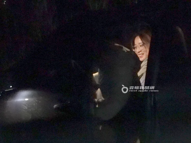 王乃伃坐在副駕，臉上充滿笑容等候183男上車。特勤中心攝