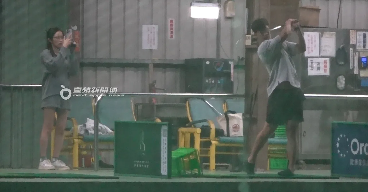 练习到一半，王乃伃拿起手机帮183男拍摄挥杆动作，记录生活点滴。特勤中心摄