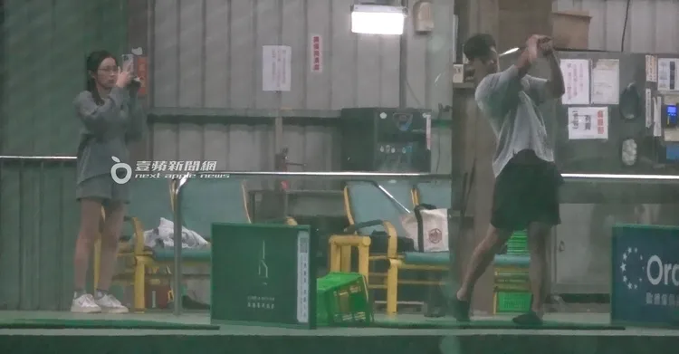 練習到一半，王乃伃拿起手機幫183男拍攝揮桿動作，記錄生活點滴。特勤中心攝