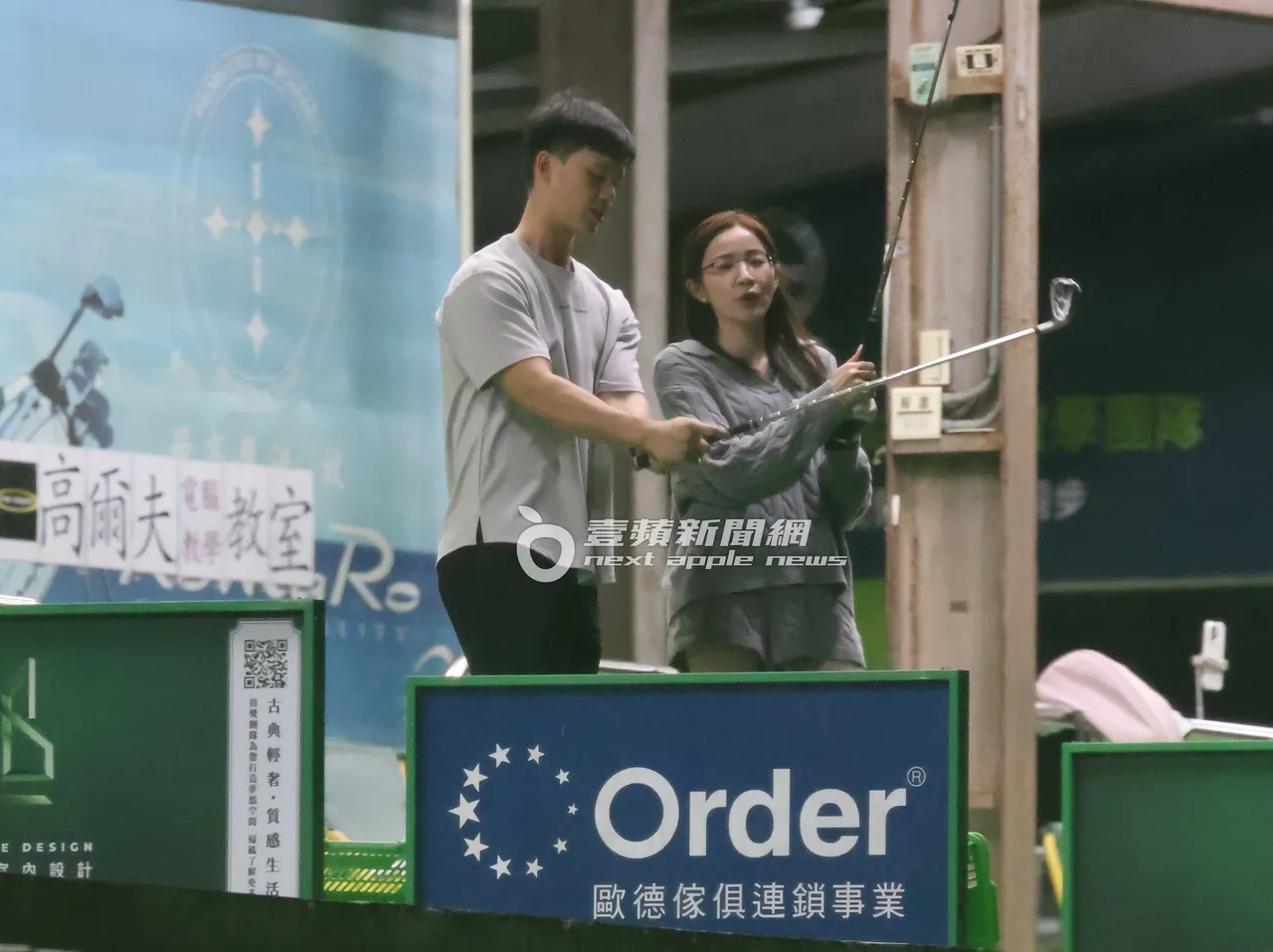 183男仔細地向王乃伃解說動作注意事項。特勤中心攝