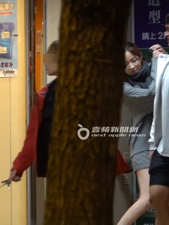 走在騎樓，王乃伃突然做起揮桿動作，看似十分期待接下來的行程。特勤中心攝