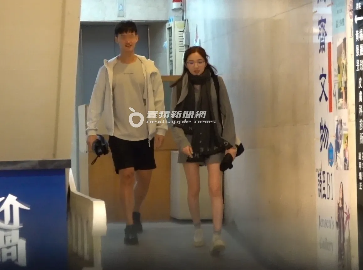 两人肩并肩一起下楼。特勤中心摄